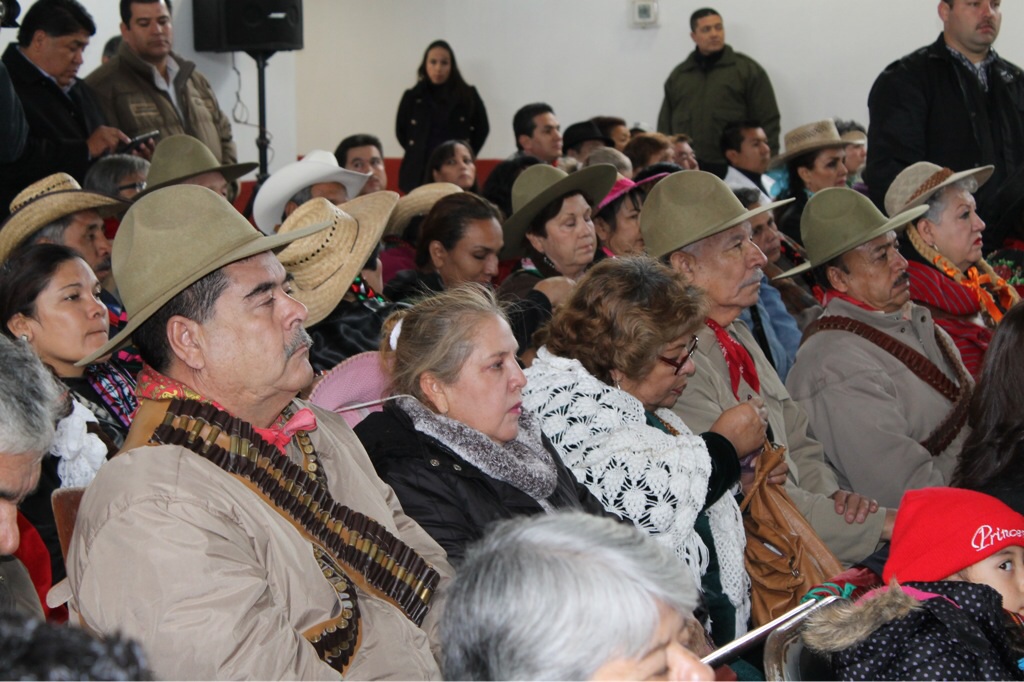 Vecinos asistentes con el traje revolucionario